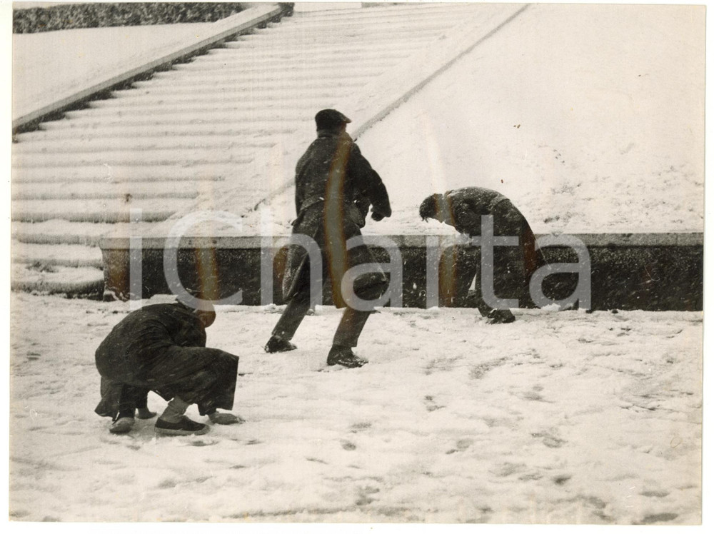 1956 GENOVA Bambini giocano con la neve - Fotografia VINTAGE 24x18 cm