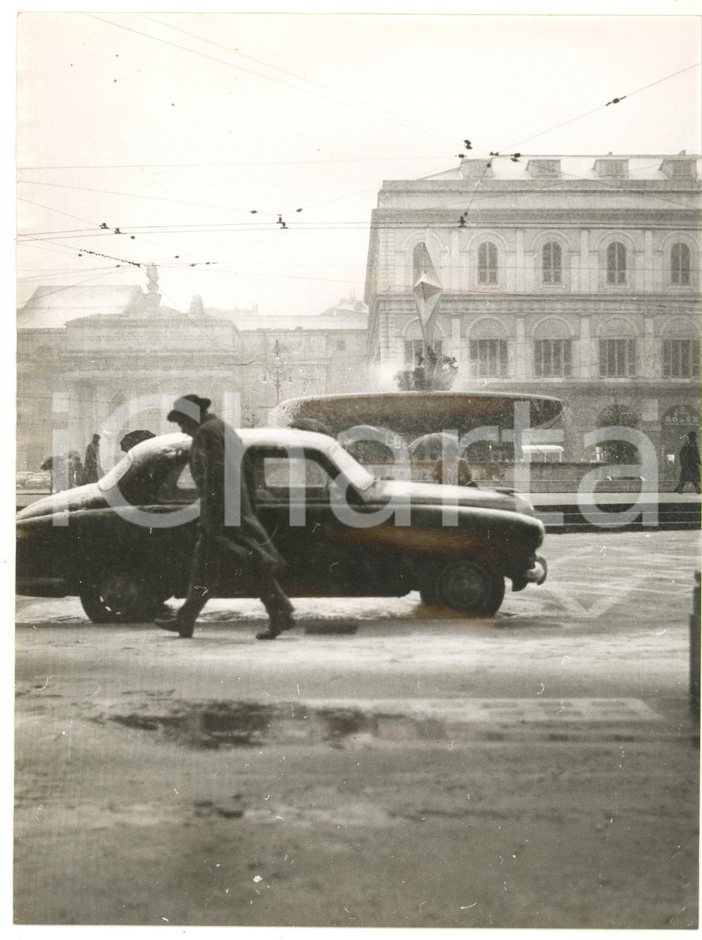 1956 GENOVA Auto parcheggiata in piazza De Ferrari *Foto ANIMATA 18x24 cm