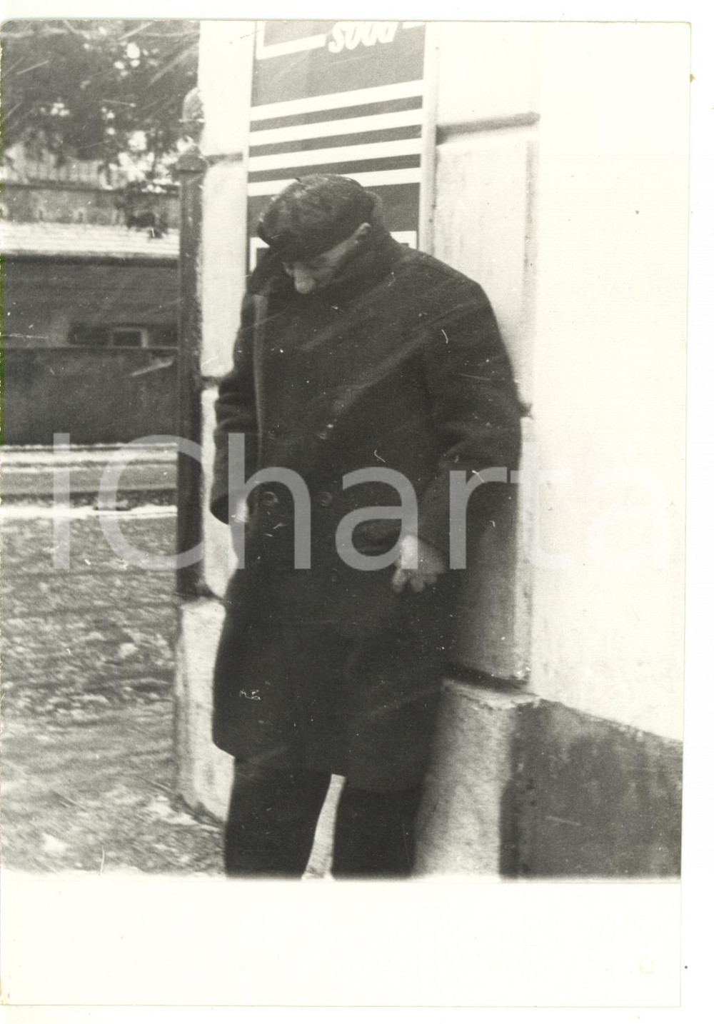 1956 GENOVA Prima neve - Uomo si ripara del freddo *Fotografia VINTAGE 12x18 cm
