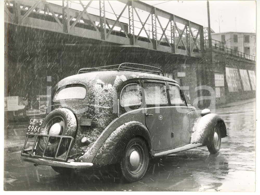 1956 GENOVA - RIVAROLO Maltempo - Taxi FIAT 1100 E percorre le vie della città