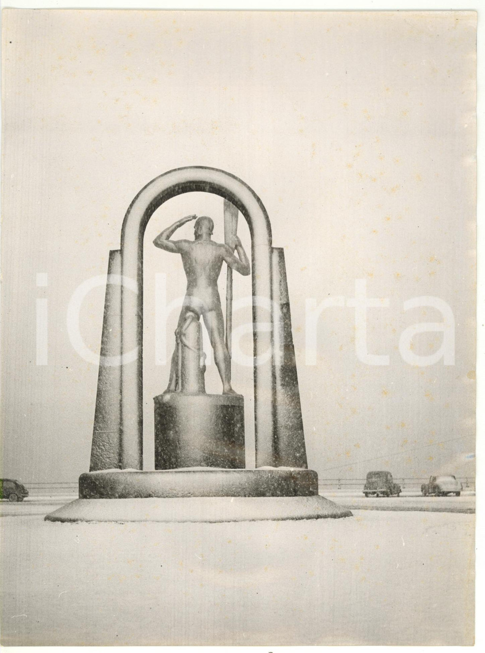 Fotografia d epoca originale 1956 GENOVA Viale Brigate Partigiane  Statua del NAVIGATORE sotto la neve Foto 1