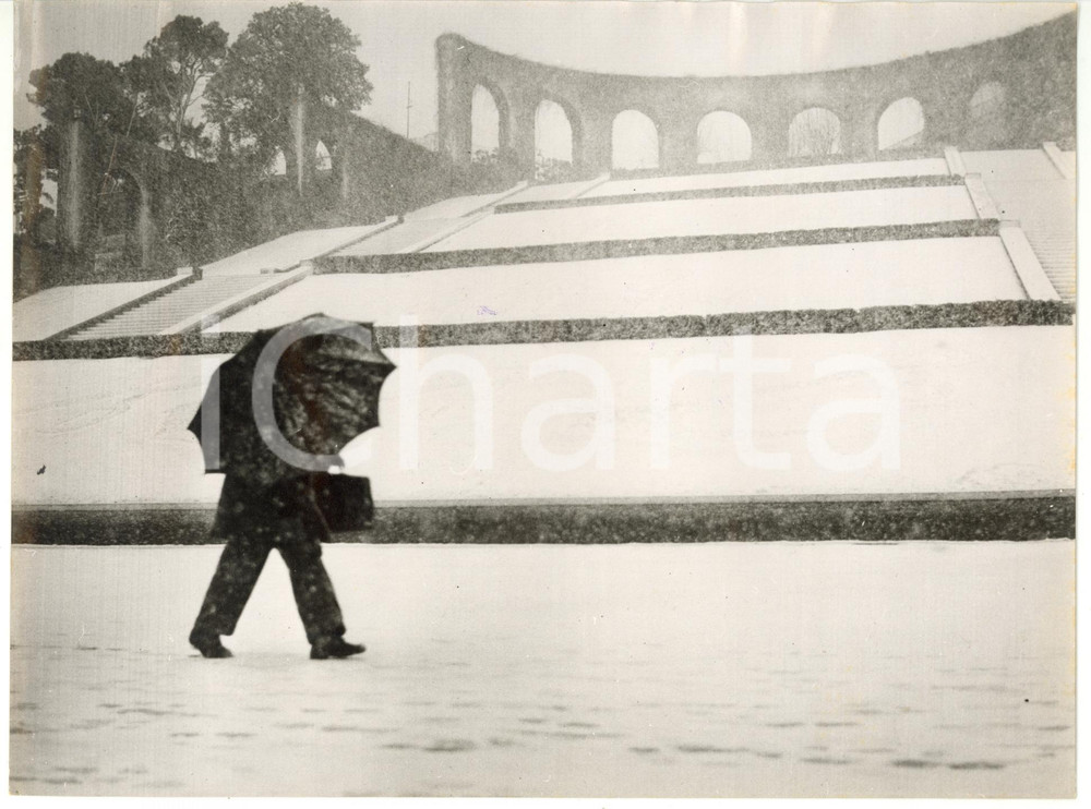 1956 GENOVA Scalinata delle Tre Caravelle - Passante sotto la neve *Foto VINTAGE