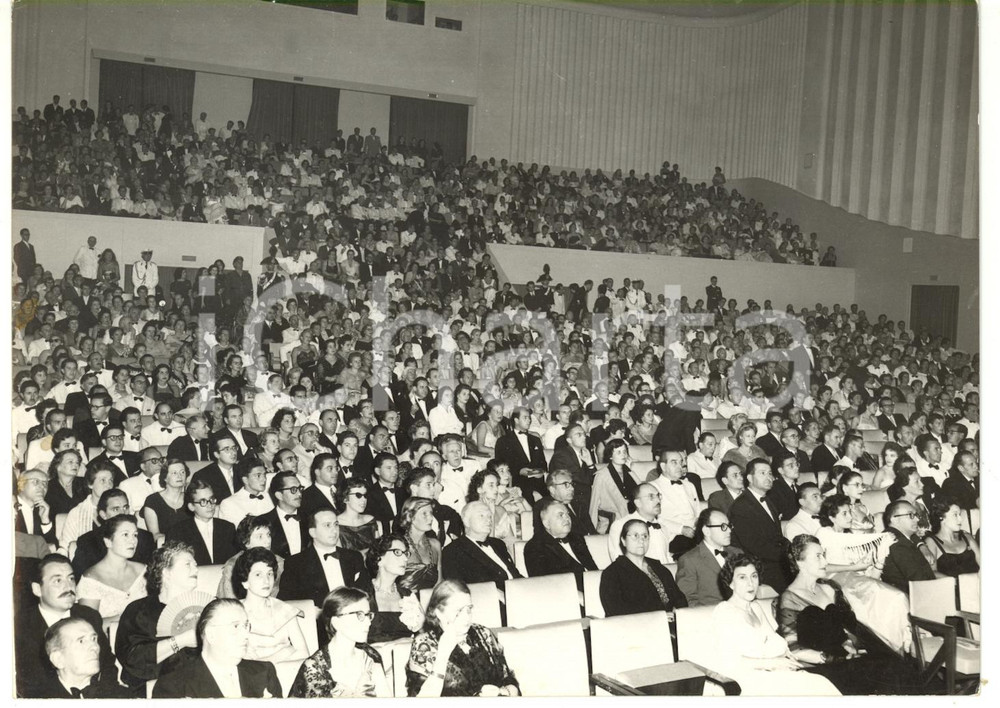 1954 VENEZIA FESTIVAL DEL CINEMA Pubblico in sala durante una proiezione *Foto