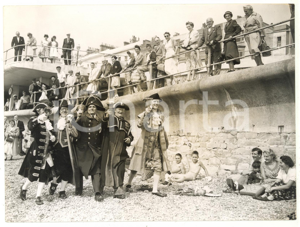 1958 HASTINGS Holidaymakers admiring town criers on the beach *Photo 20x15