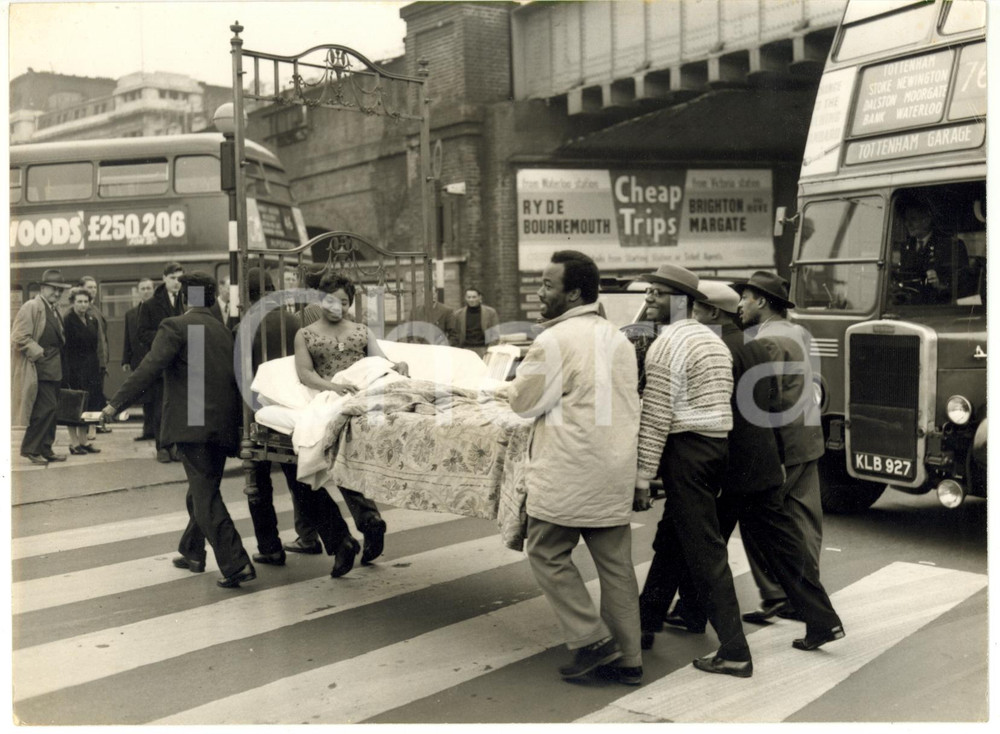 1958 LONDON Cleo DUPONT taken across the road into an ancient bed *Photo 20x15