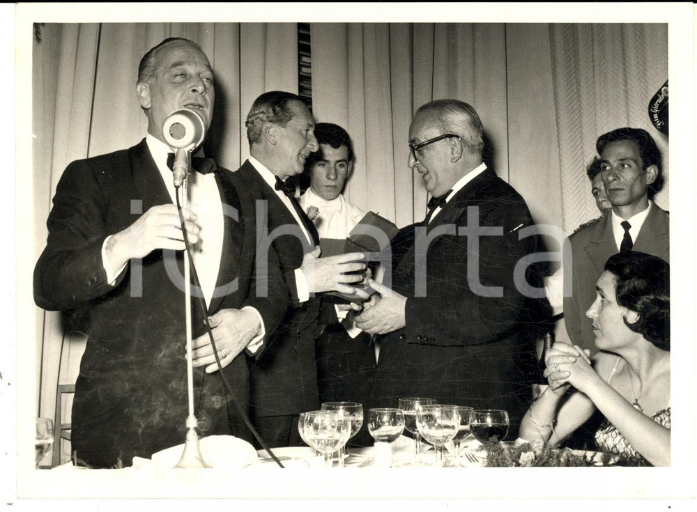 Fotografia d epoca originale 1957 TORINO Coppe d Oro  Conte Teofilo ROSSI DI MONTELERA premia Orio VERGANI 1