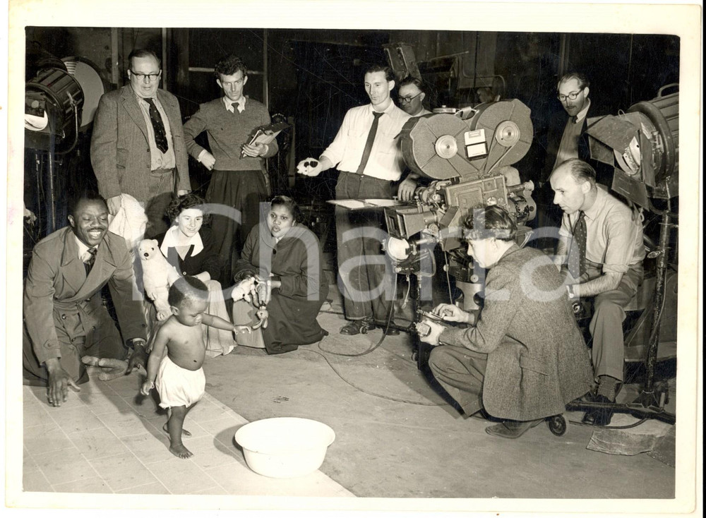1954 LONDON Yvonne McKENZIE one-year-old-model from British Guiana - Photo 20x15