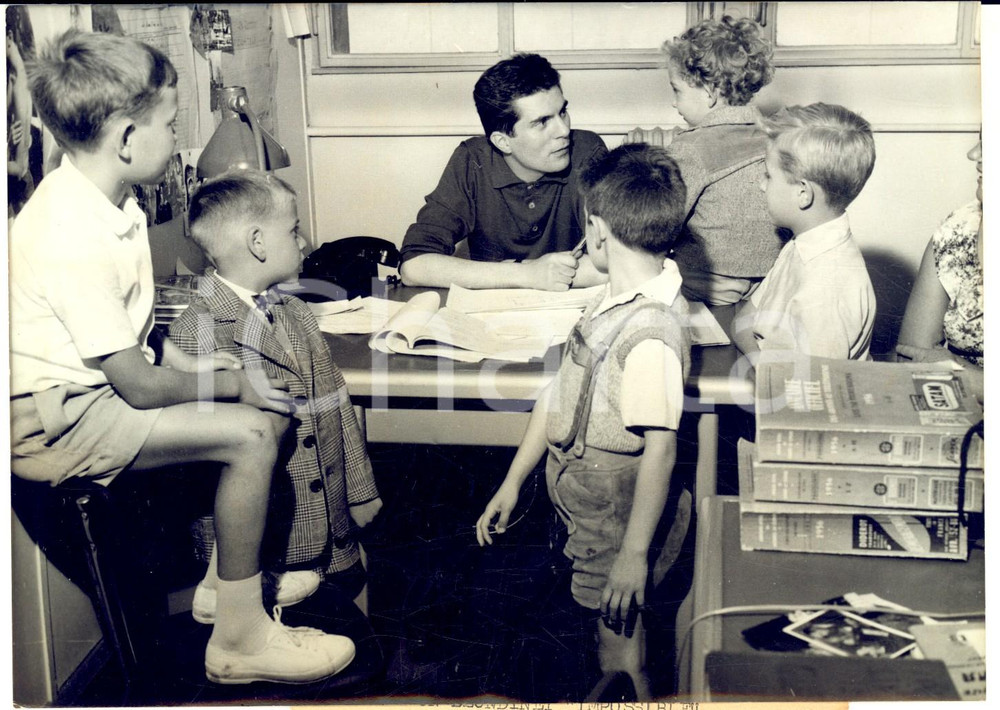 1959 PARIS Jean-Christophe AVERTY durante il casting per "Si le ciel s’en mêle"