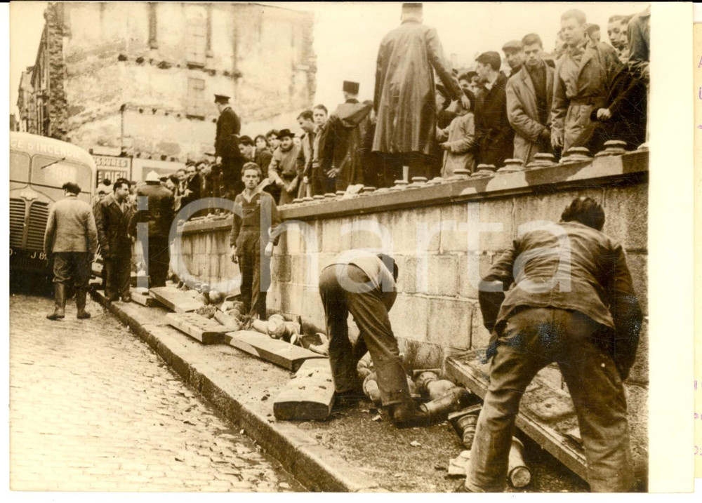 1957 LIMOGES Riprese film "L'attaque de la banque" - Folla fa crollare barriera Fotografia d'epoca con didascalia coeva.  CONDIZIONI: G (ma lievi residui al lato destro) FORMATO:  18x13 cm    originale e autentica 1