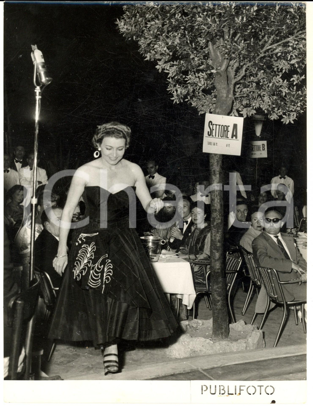 1954 GENOVA Nuovo Lido - Festival Canzone Francese - Nilla PIZZI sale sul palco