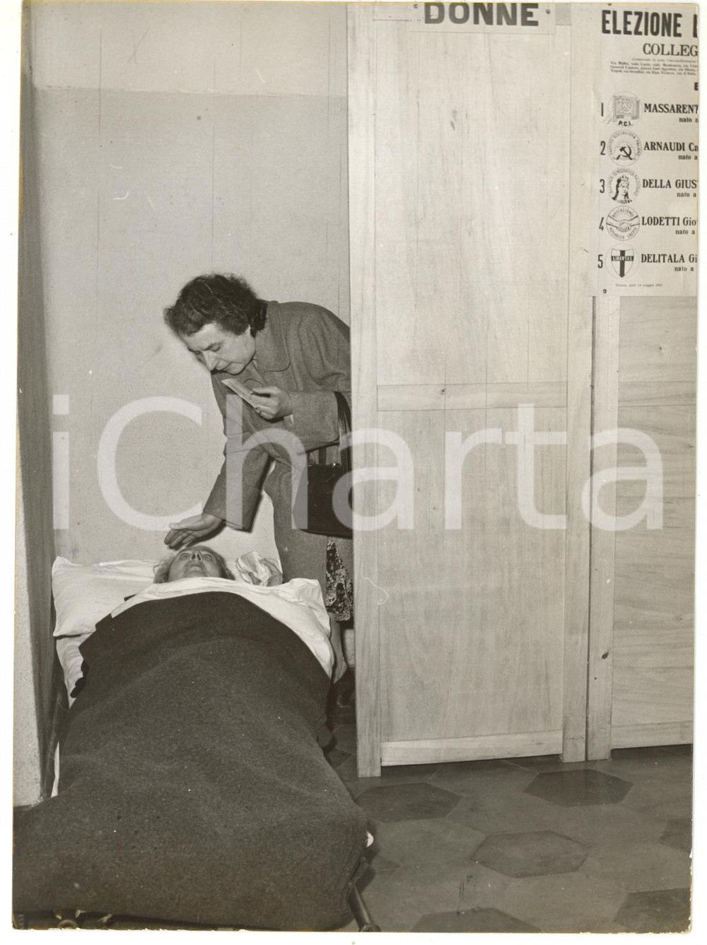 1953 ELEZIONI A MILANO Malata trasportata alle urne *Fotografia 13x18 cm