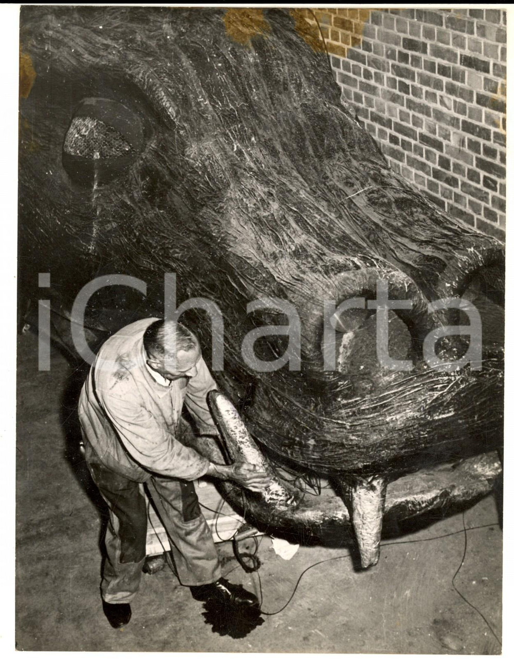 1955 ca GERMANIA CINEMA Costruzione di un mostro preistorico - Foto CURIOSA