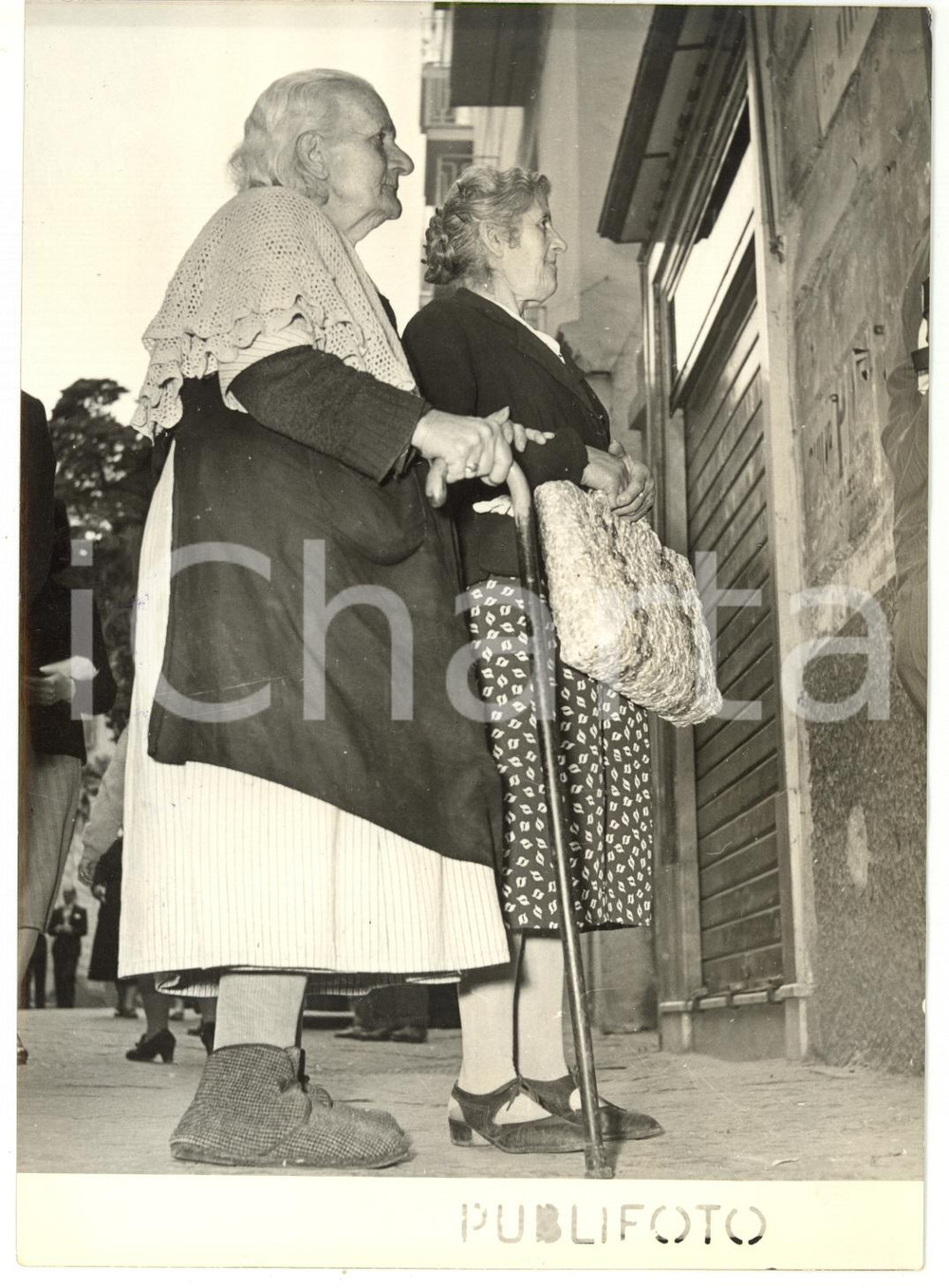 1953 NAPOLI Coppia di donne anziane si reca alle urne *Foto COSTUME 13x18 cm