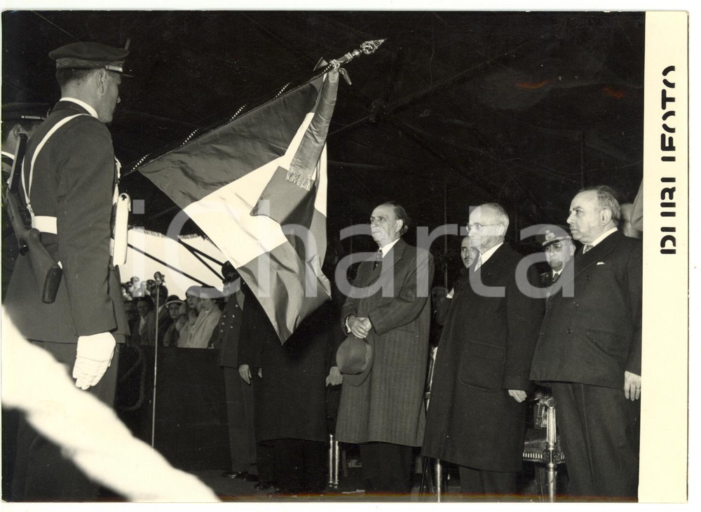 1954 ROMA 31° Anniversario fondazione AERONAUTICA - Luigi EINAUDI alla cerimonia Fotografia d'epoca, con didascalia coeva al verso. CONDIZIONI: G (ma lieve ondulazione)FORMATO: 18x13 cm     originale e autentica 1