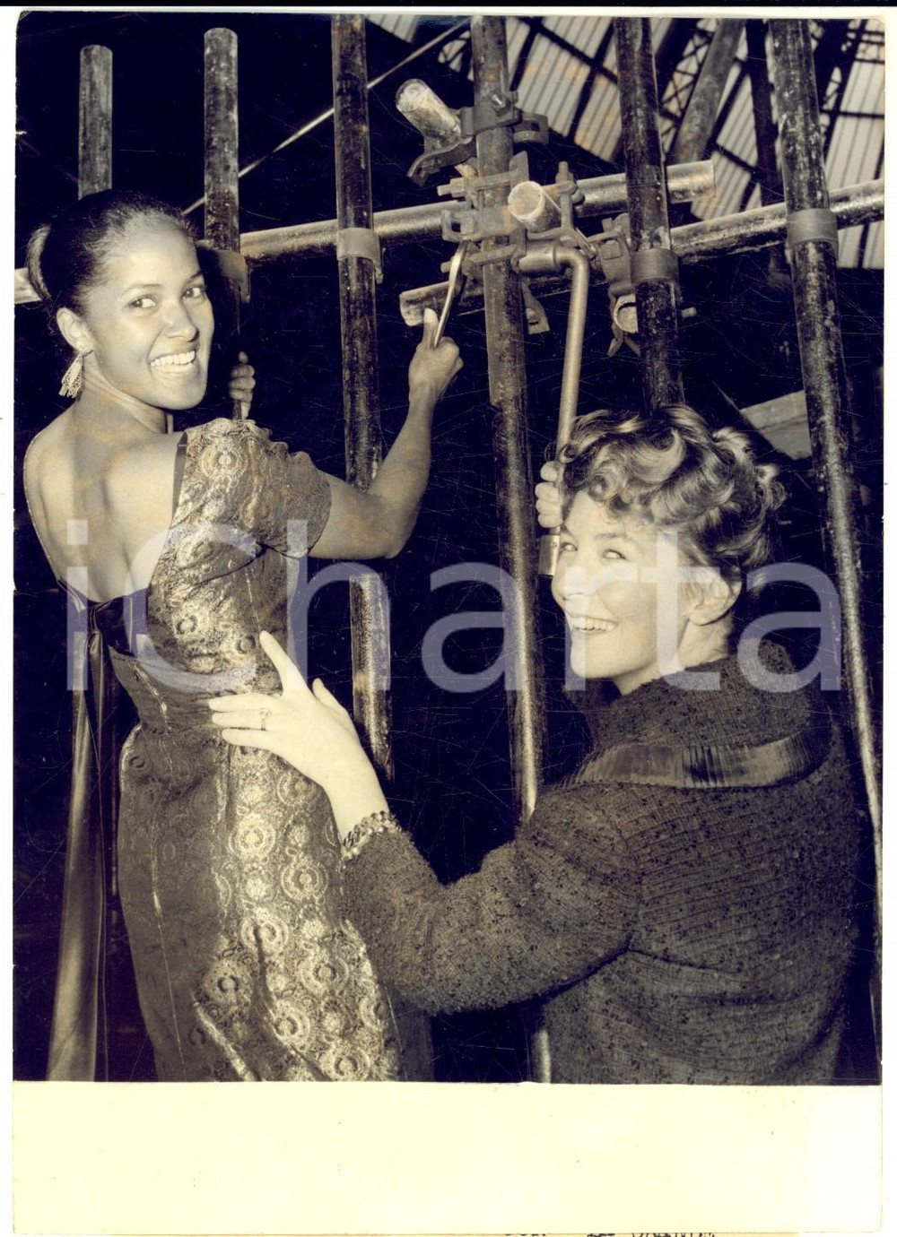 1959 PARIS Marpessa DAWN et Odile VERSOIS préparent "La Grand Nuit de Paris"