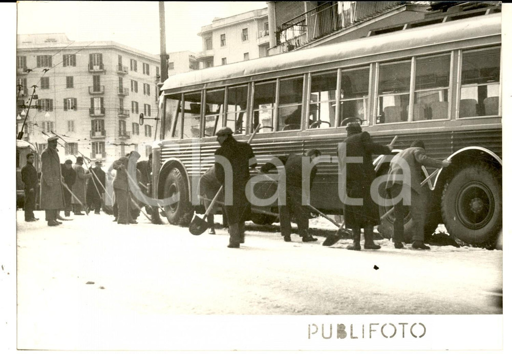 1956 NAPOLI Nevicata eccezionale - Spalatori al lavoro per liberare pullman FOTO