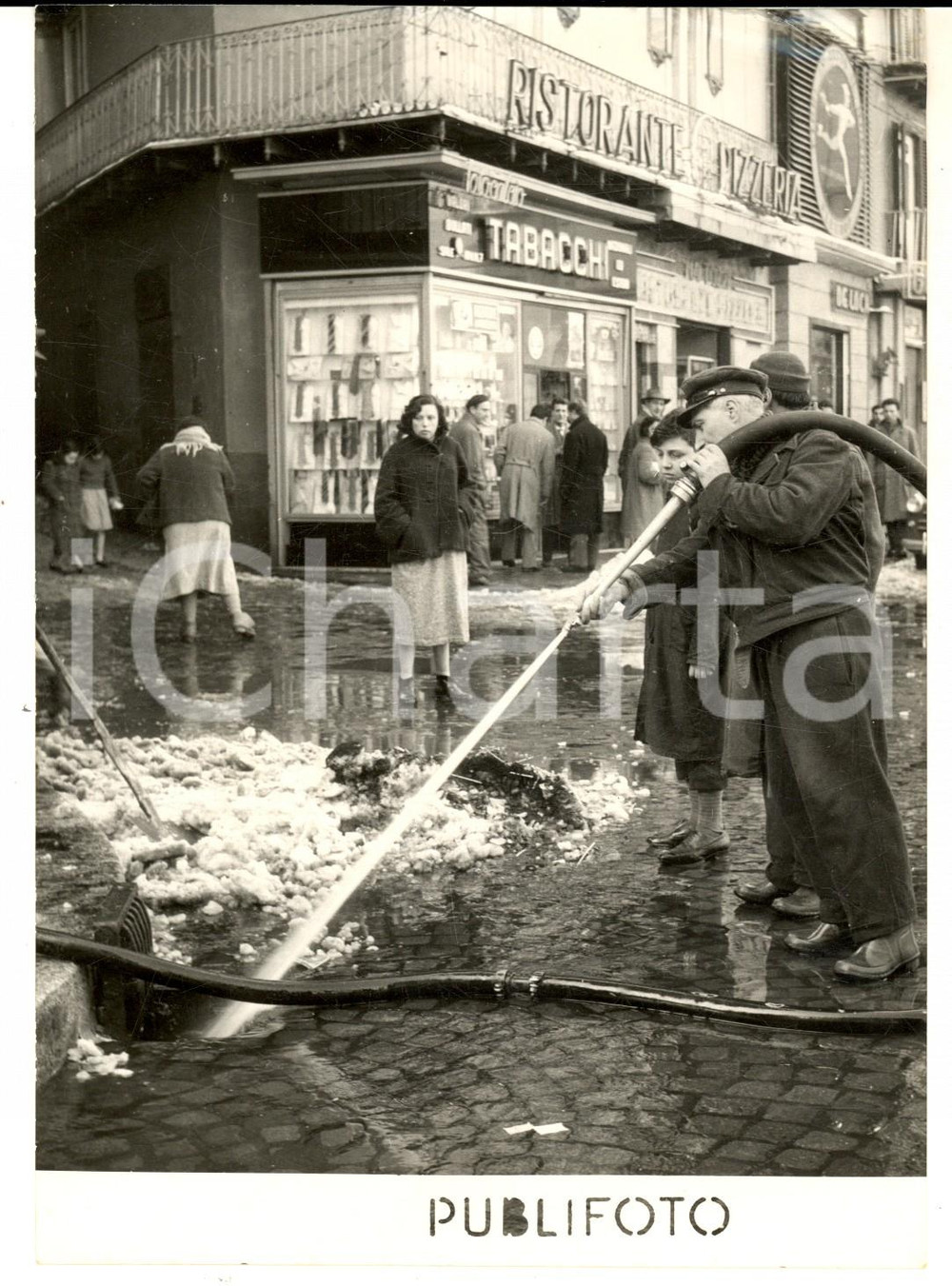 1956 NAPOLI Nevicata eccezionale - Pompe idriche in funzione - Foto RARA 13x18 