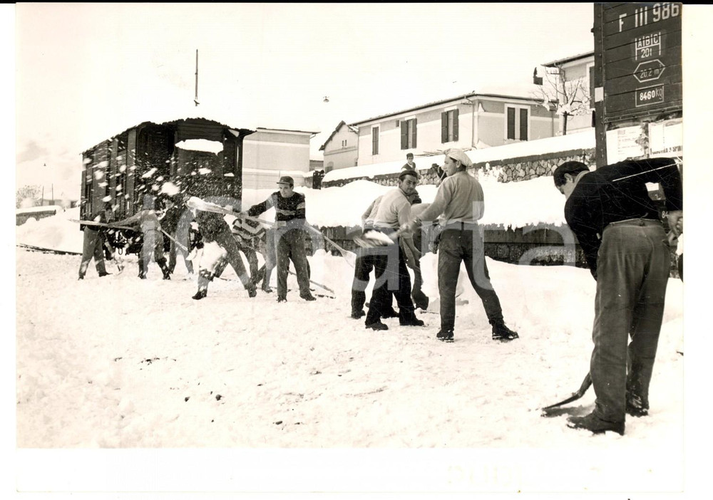 Febbraio 1956 AVEZZANO Nevicata eccezionale - Cittadini spalano la neve *Foto