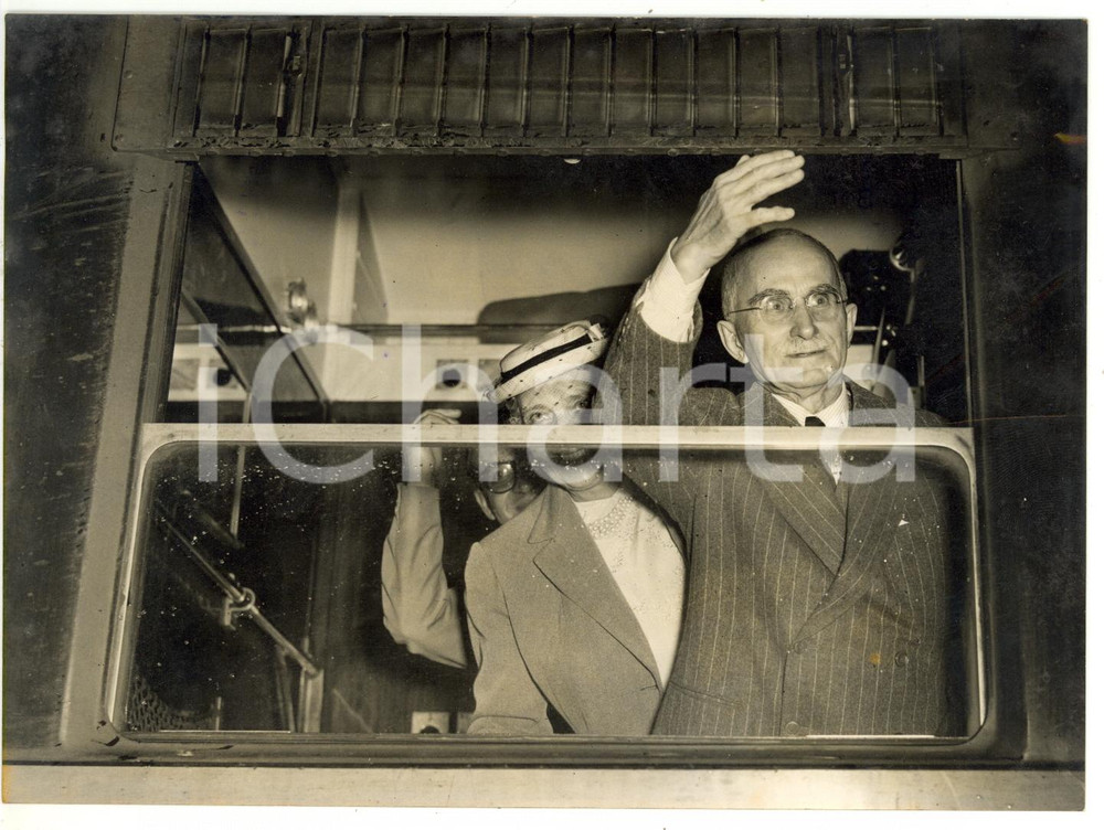 1955 TORINO Luigi EINAUDI in partenza per PARIGI con la moglie Ida *Foto 18x13