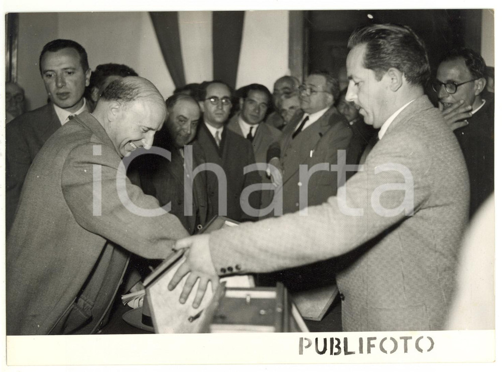 Fotografia d epoca originale 1955ca AIDONE ENNA Mario SCELBA assegna lotti di terra ai contadini sorteggiati 1