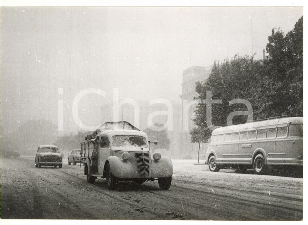 1956 GENOVA Piazza Vittoria - Strada trafficata sotto la neve *Foto ARTISTICA