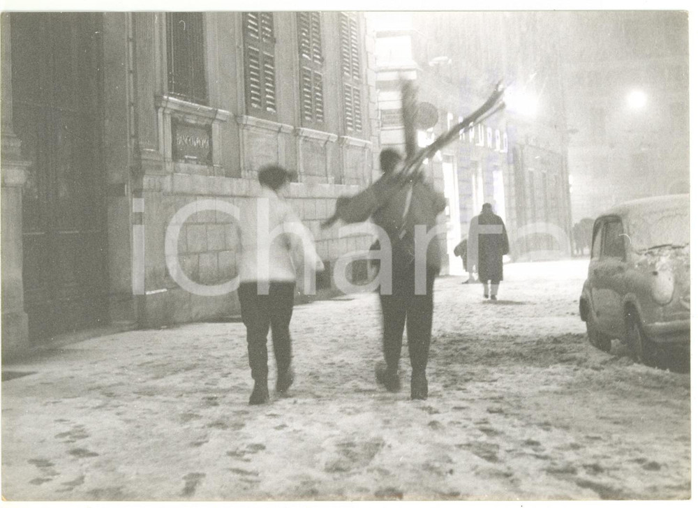 1956 GENOVA Passanti sotto la neve *Foto VINTAGE 18x13 cm