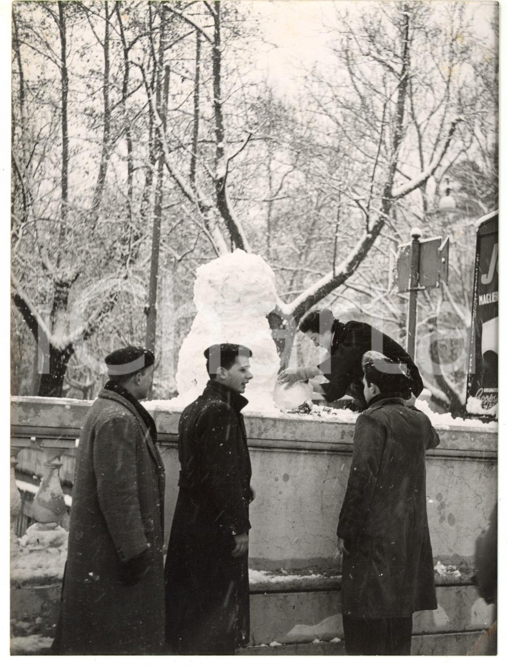 Fotografia d epoca originale 1956 ROMA Ragazzi costruiscono un pupazzo di neve Foto 13x18 cm 1