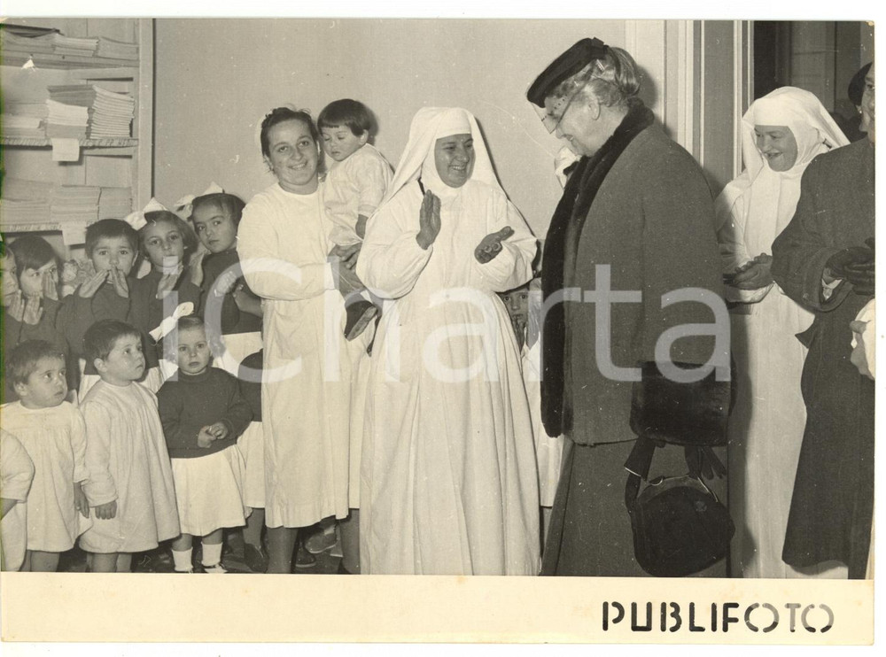 Fotografia d epoca originale 1954 NAPOLI Ospedale Pausilipon  Visita di Ida EINAUDI ai bambini malati Foto 1