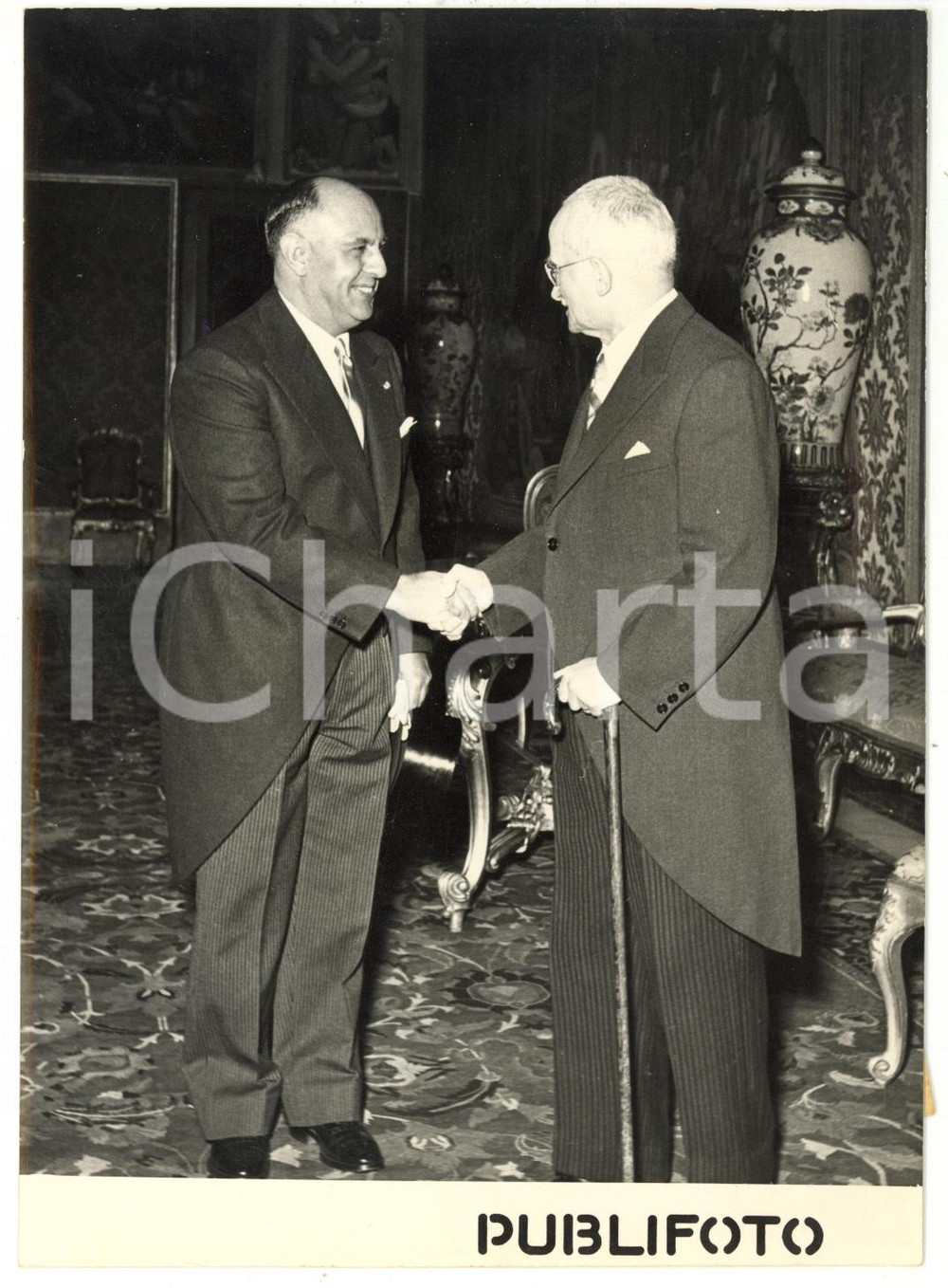 1954 ROMA Stretta di mano tra Luigi EINAUDI e Mohammed Amdi HEIBA *Foto 13x18 cm