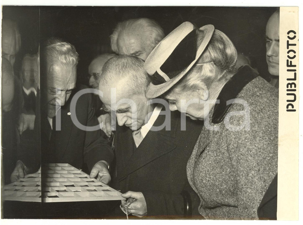 1954 ROMA Istituto italiano di numismatica - Luigi EINAUDI osserva la collezione