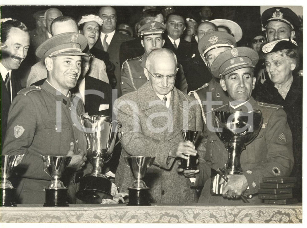 1954 ROMA Concorso ippico PIAZZA DI SIENA Luigi EINAUDI premia squadra spagnola