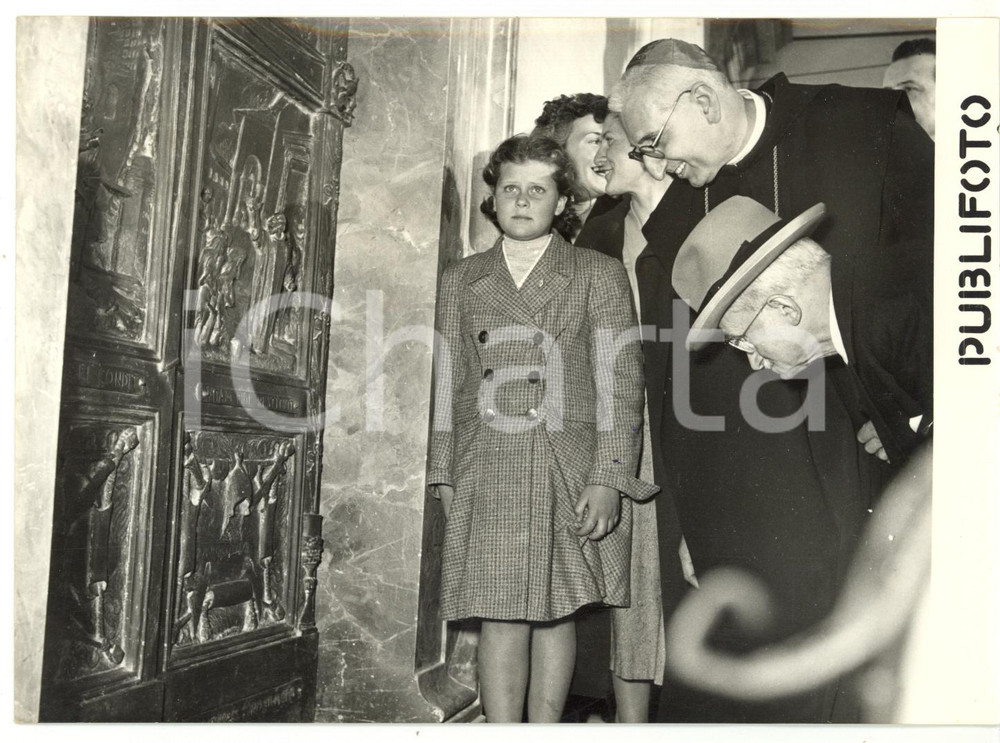 1954 ABBAZIA DI MONTECASSINO Luigi EINAUDI osserva il portale in bronzo *Foto