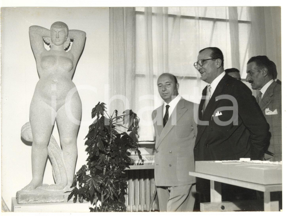1954 MILANO Mario SCELBA in visita alla X TRIENNALE *Fotografia 18x13 cm