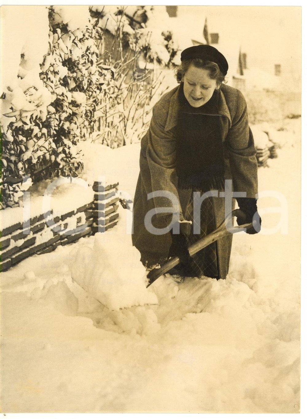 1955 WEST WICKHAM Ida LOCKEYEAR clearing the snow from the house-front *Photo