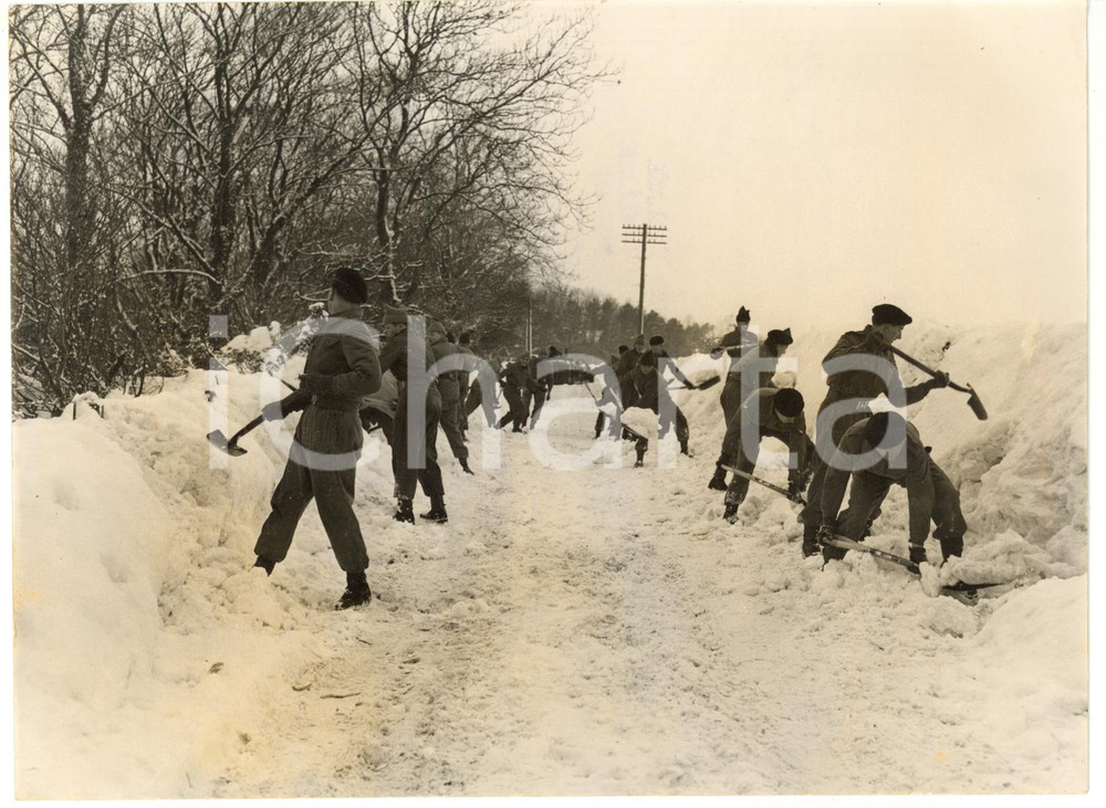1956 LYMPNE Green Howards clearing deep snow *Photo 20x15