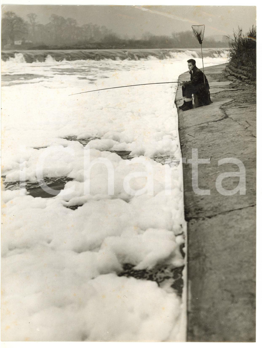 Fotografia d epoca originale 1957 NOTTINGHAM  GUNTHORPE LOCK Masses of foam on the River Trent Photo 15x20 1