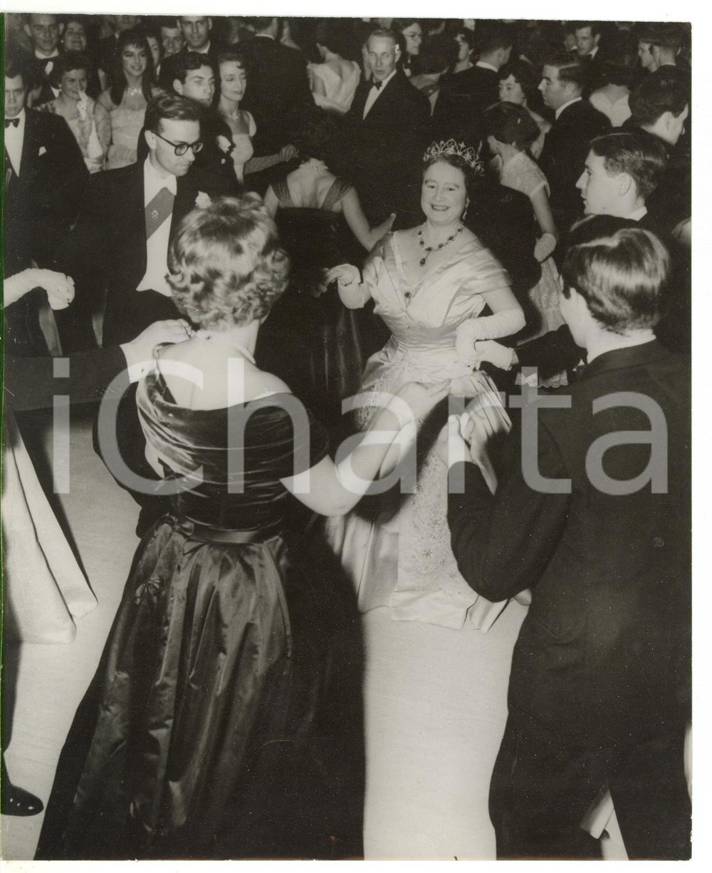 Fotografia d epoca originale 1958 UNIVERSITY OF LONDON Senate House  Queen MOTHER dancing with the students 1