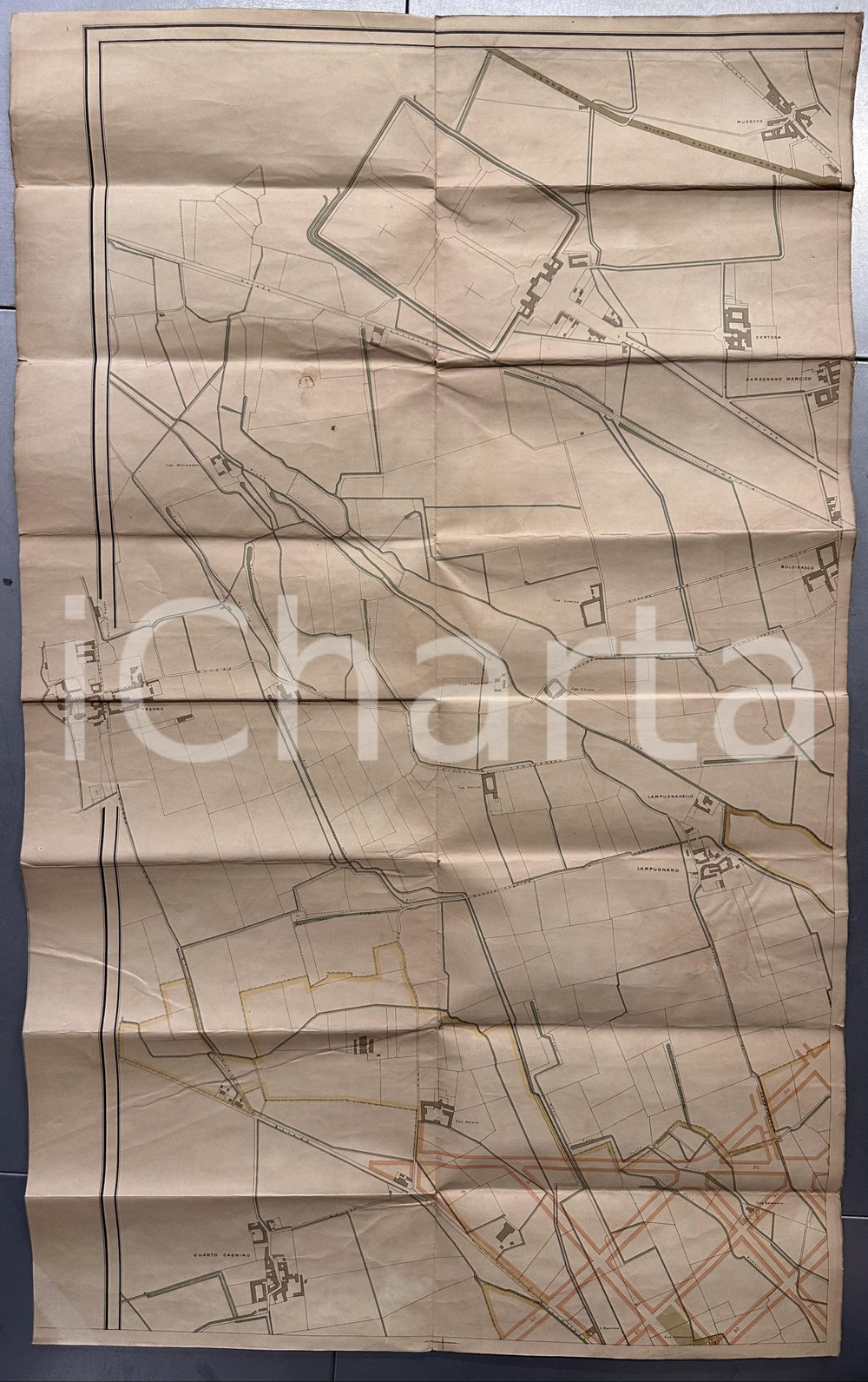 1915 ca MILANO - Trenno - Lampugnano - Cimitero Musocco - Mappa su tela RARA Mappa originale d'epoca, montata su tela, realizzata dalla ditta Artaria (Ferdinando Sacchi e Figli) di Milano.EDITORE: Arti Grafiche Bertarelli - MilanoAVVERTENZAPer le sue caratteristiche di pregio e rarit&agrave;, l'oggetto &egrave; stato selezionato per la collezione privata di ICharta. GOOD/buono ma piccoli fori in corrispondenza delle piegature; piccola sbrecciatura centrale riparata all'epoca Formato: 90x55 cm originale e autentica 1