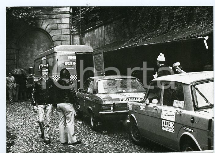 Fotografia d epoca originale 1970 ca ITALIA  RALLY Team del JOLLY CLUB prima della gara  Foto 18x13 cm 1