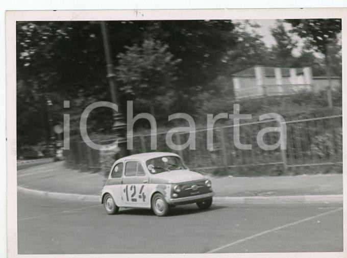 Fotografia d epoca originale 1962 ITALIA  RALLY Fiat 500 durante una gara  Scuderia JOLLY CLUB Foto 18x13 1