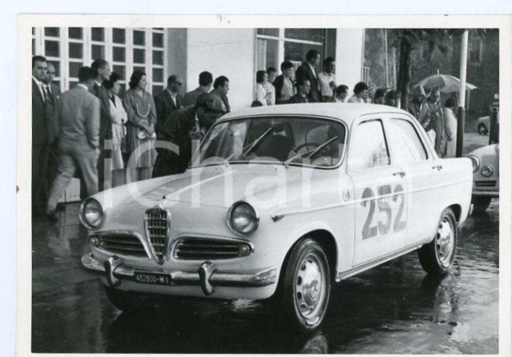 1970 ca ITALIA - RALLY Alfa Romeo Giulietta JOLLY CLUB Foto 18x13 cm Fotografia d'epoca con didascalia manoscritta al verso.  FAIR/discreto Lievi smussature agli angoli Formato: 18x13 cm originale e autentica 1