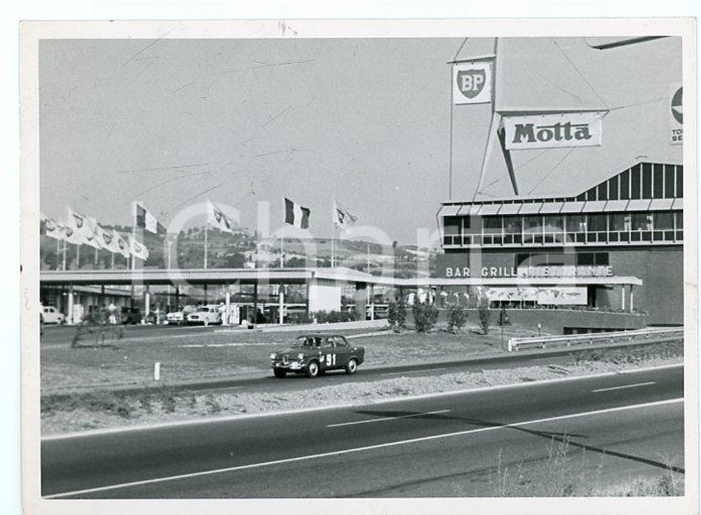 1960 ca ITALIA - RALLY Fiat 500 in attesa della gara - Scuderia JOLLY CLUB Foto Fotografia d'epoca.  CONDIZIONI:GOOD/buonoFORMATO: 18x13 cm originale e autentica 1