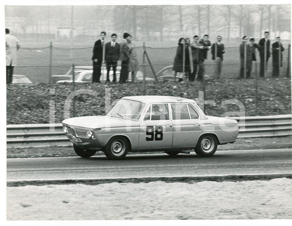 1970 ca ITALIA Gara di rally BMW 1800 in pista - Foto 23x18 cm Fotografia d'epoca.  FAIR/discreto Lievi smussature agli angoli Formato: 23x18 cm originale e autentica 1
