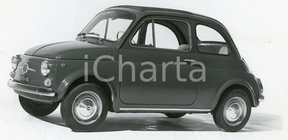 1970 ca ITALIA - AUTOMOBILISMO Fiat 500 Foto 24x19 cm Fotografia d'epoca.  FAIR/discreto Lievi smussature agli angoli Formato: 24x19 cm originale e autentica 1