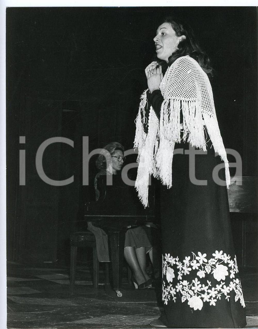 1980 ca MILANO - LIRICA - Soprano Laura MANETTO (2) Foto 21x27 cm Fotografia originale d'agenzia. FAIR/discreto piegature marginali Formato: 21x27 cm originale e autentica 1