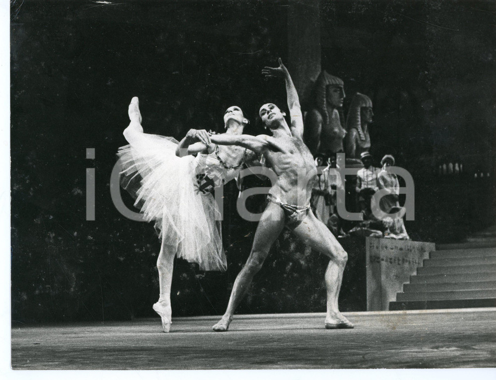 1978 MILANO TEATRO ALLA SCALA Balletto "Excelsior" Carla FRACCI Paolo BORTOLUZZI Fotografia originale d'agenzia.FOTOGRAFO: Enzo Piccagliani - Teatro alla Scala POOR/danneggiato piegature marginali al lato superiore; lievi macchie e residui di polvere Formato: 24x18 cm originale e autentica 1