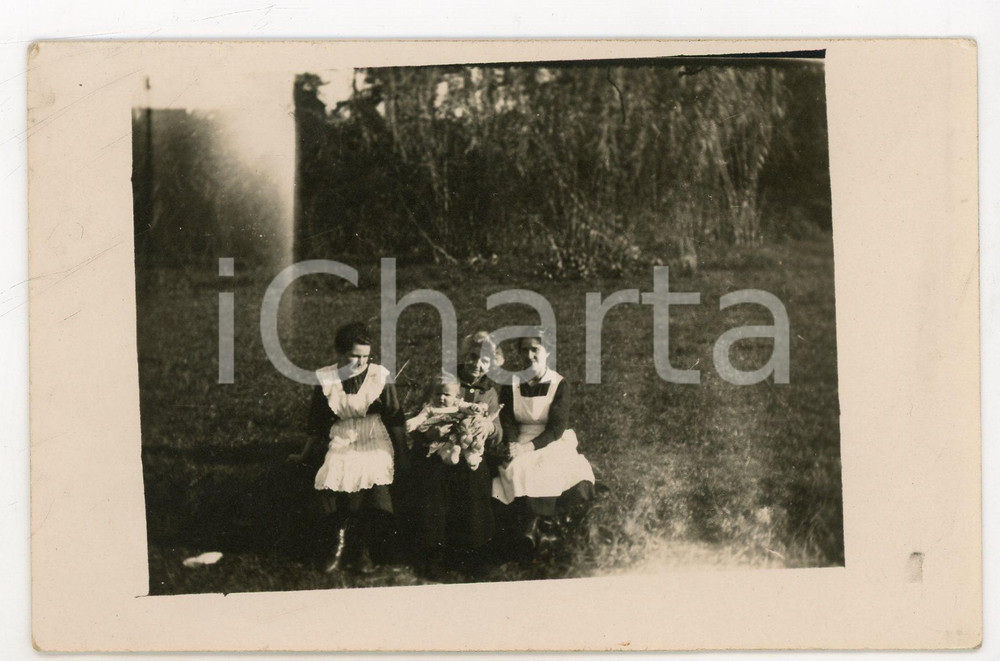 1920 RAPALLO (GE) Donna con bambina e due cameriere - Ritratto *Foto 1 Fotografia originale d'epoca, in formato cartolina postale.  GOOD/buono  Formato: 14x9 cm originale e autentica 1