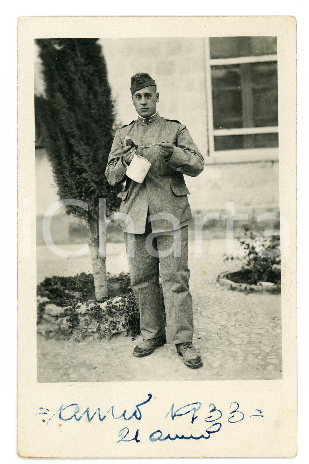 1933 REGIO ESERCITO - ITALIA - Allievo ufficiale con il rancio - Ritratto *Foto Fotografia originale d'epoca, in formato cartolina postale.Dedica manoscritta al verso di "Pompeo".  POOR/danneggiato graffi al lato inferiore Formato: 9x14 cm originale e autentica 1