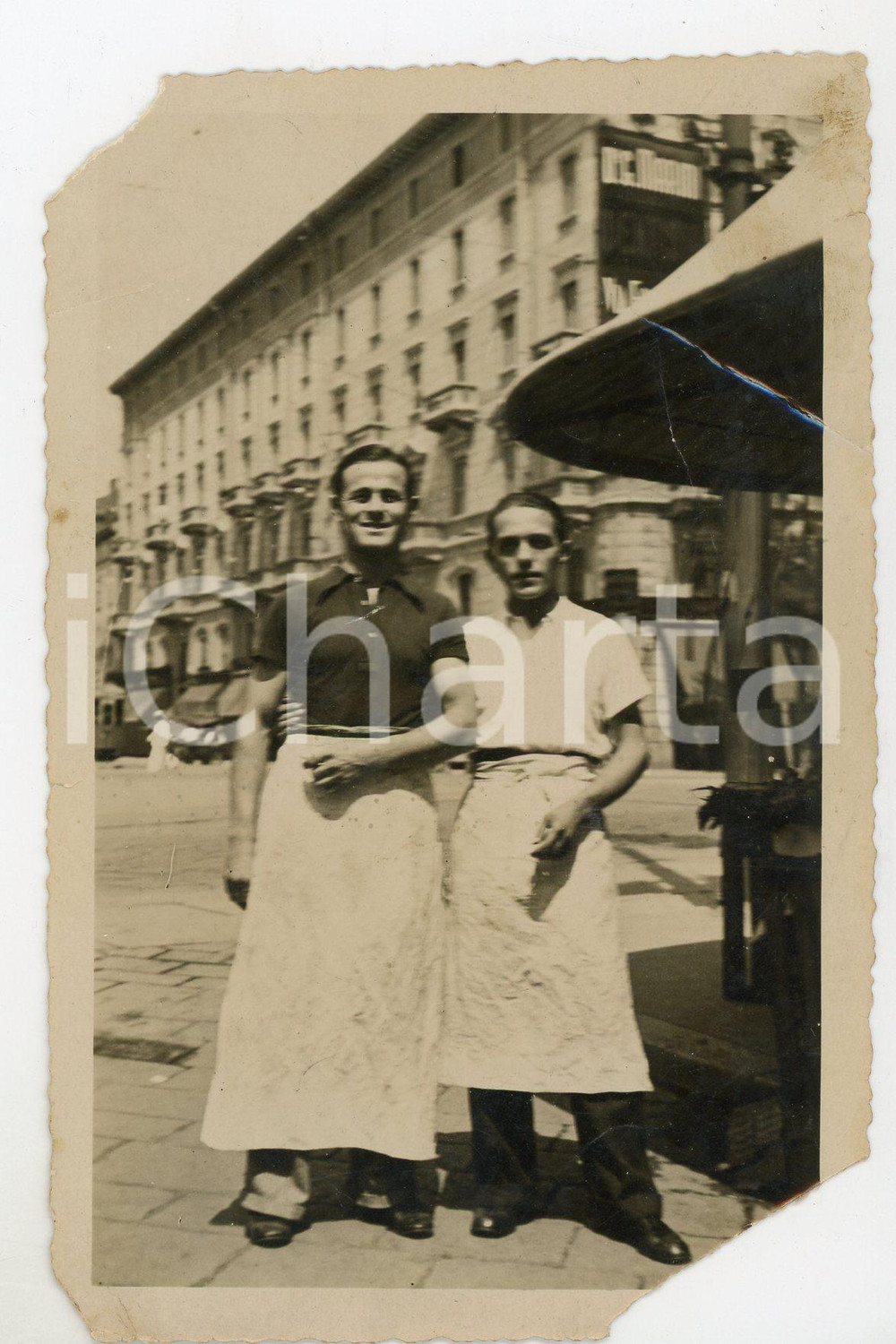 1940 ca MILANO (?) COSTUME - Due giovani macellai - Foto DANNEGGIATA 10x15 cm Fotografia originale d'epoca. VERY POOR/gravemente danneggiato profonde piegature; ampie mancanze angolari Formato: 10x15 cm originale e autentica 1