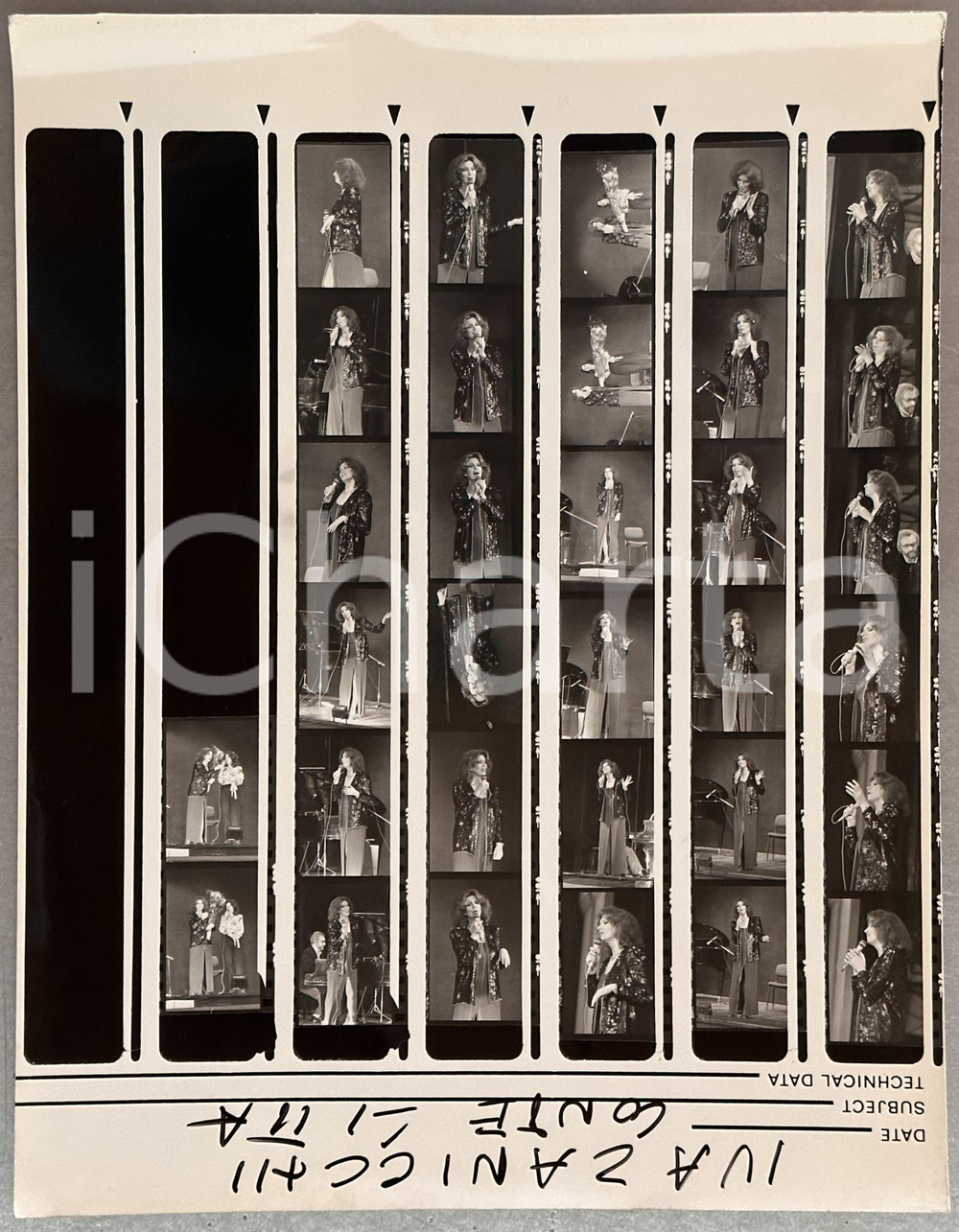 1980 ca MILANO - Iva ZANICCHI in concerto - Foto 32 provini 24x31 cm Fotografia originale composta da 32 provini. FAIR/discreto lievi piegature Formato: 24x31 cm originale e autentica 1
